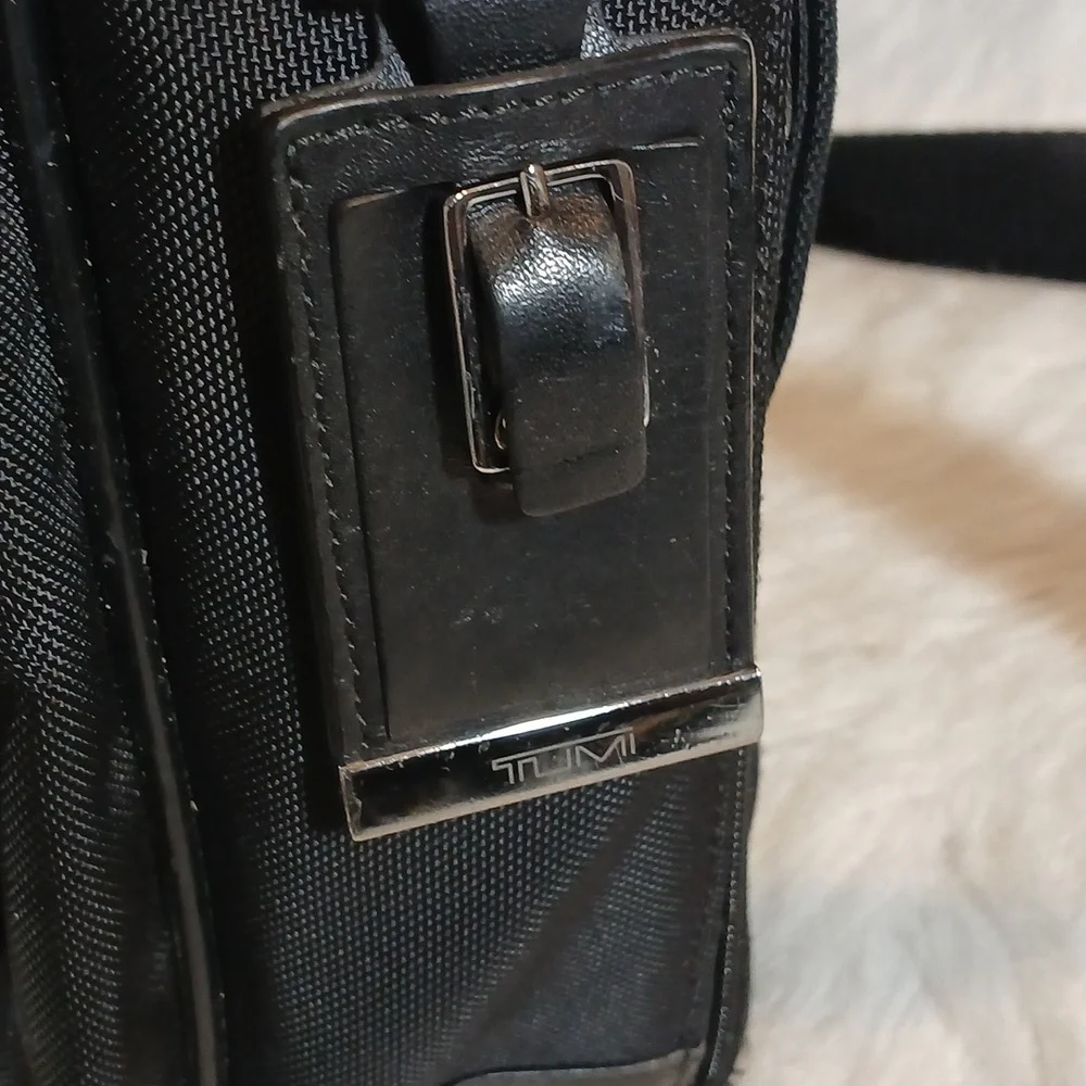 Tumi Arrive Black Messenger Bag Unisex